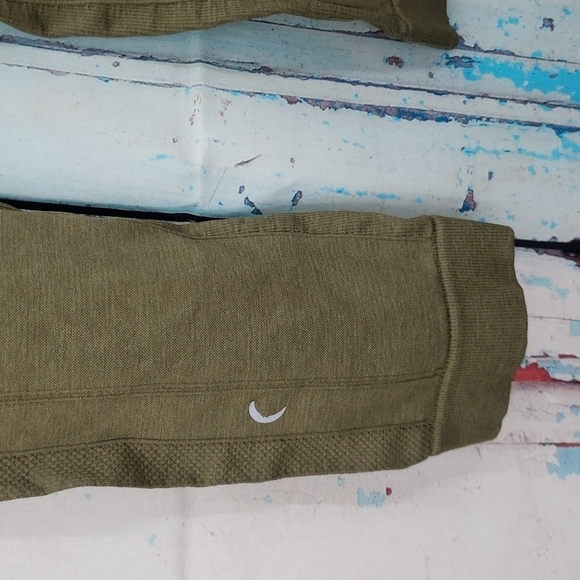 Zyia Active Cropped Army Green Leggings - Picture 5 of 6